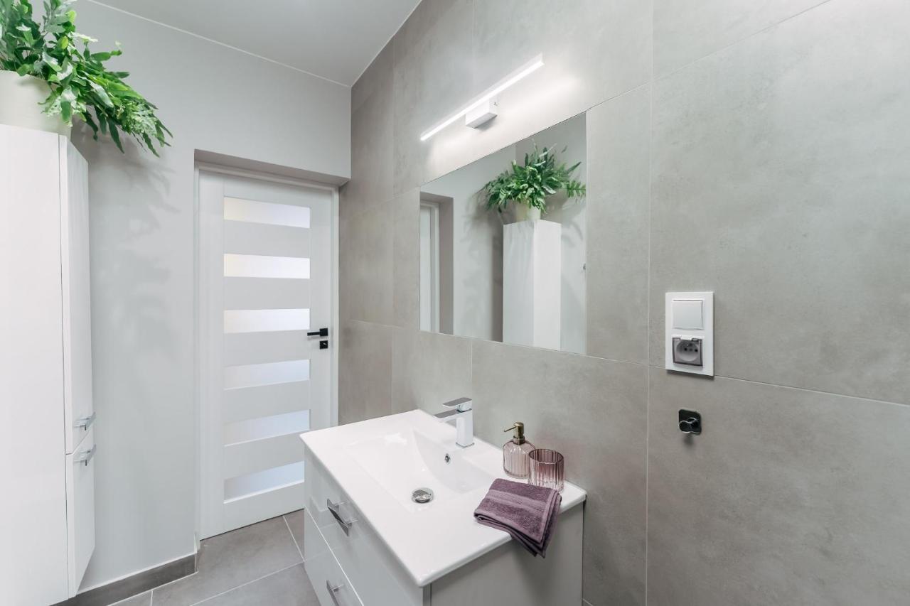 Greenpoint Apartment *